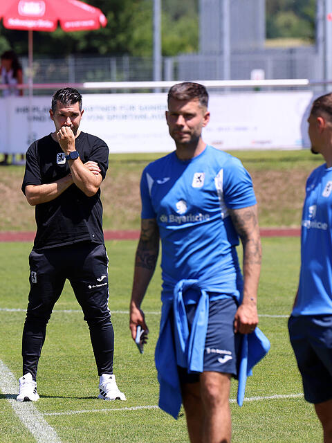 Manfred Paula (l), Gesch&auml;ftsf&uuml;hrer TSV 1860 M&uuml;nchen, mit L&ouml;wen-Coach Alper Kayabunar vor dem Test gegen Forstinning.