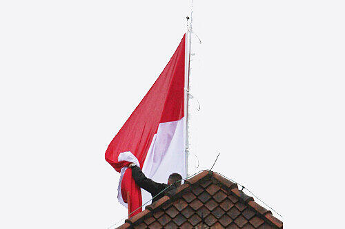 ...auf dem Fünfeckturm gehisst.