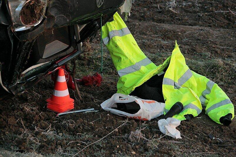 Die schrecklichen Bilder vom Unfall in der Holledau: Ein Teenager starb, als der Polo die steile Böschung hinabstürzte, zwei wurden schwer verletzt.