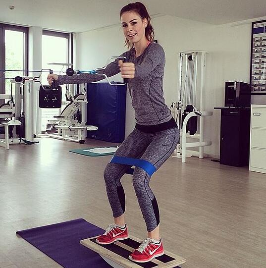 "Dünn bedeutet nicht schwach", lautet die Bildunterschrift von ESC-Gewinnerin Lena Meyer-Landrut (23, "Satellite") zu dem Foto, das sie bei einer eher komplizierten Übung zeigt. Damit wehrt sie sich auch gegen die Zu-Mager-Kritik. Respekt!
