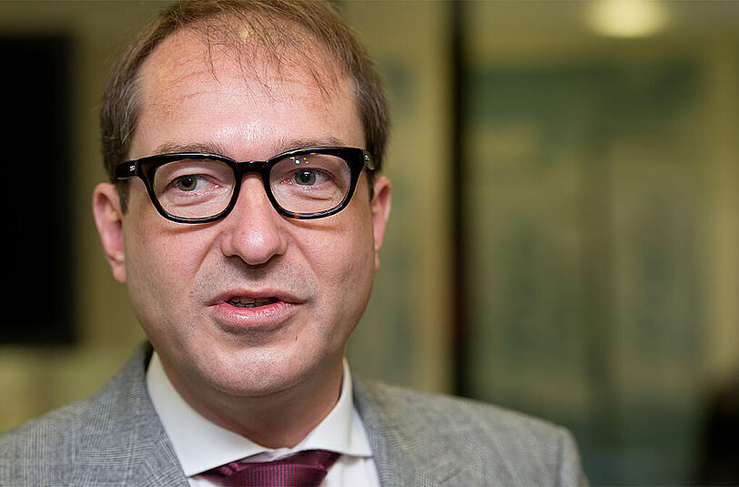 ALEXANDER DOBRINDT: Der einstige CSU-Generalsekretär, unter dessen Verantwortung die Partei 2013 sehr erfolgreiche Landtags- und Bundestagswahlkämpfe führte, verantwortet als Bundesverkehrsminister derzeit mit der Pkw-Maut eines der wichtigsten - und umstrittensten - CSU-Projekte in Berlin. Seehofer hat Dobrindt (44) deshalb mittlerweile selbst in die Nachfolger-Liste aufgenommen.