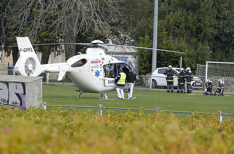 Busunfall bei Bordeaux: ein Rettungshubschrauber startet.