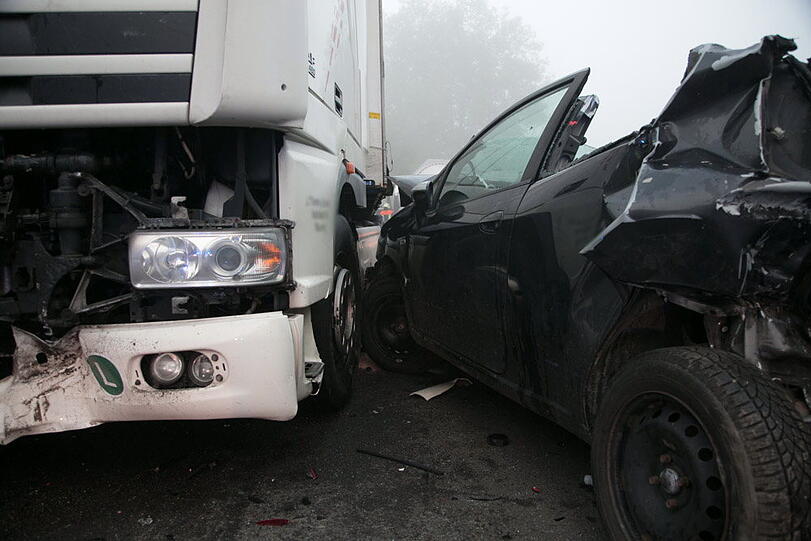 Schwerer Unfall im Morgennebel auf der B20 - die Bilder von der Bergung