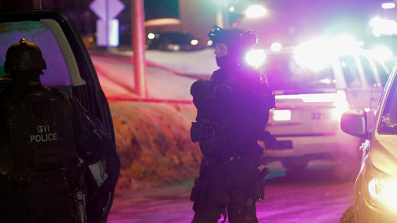 Schwer bewaffnete Polizisten bewachen die Moschee im kanadischen Quebec.