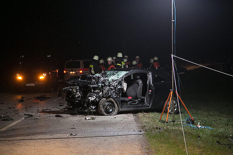 Bei dem Aufprall wurde der Motor aus dem Opel gerissen - die Bilder vom Bergungseinsatz am Sonntagabend.