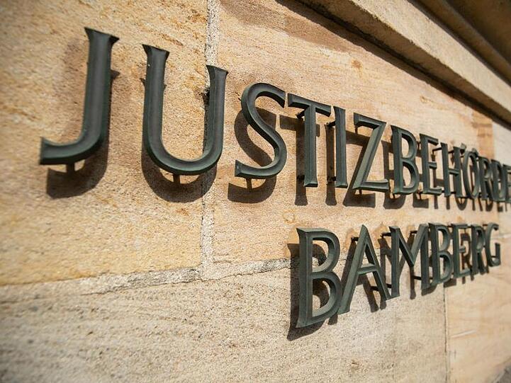 "Justizbehörden Bamberg" steht an der Außenfassade am Landgericht Bamberg. Foto: Daniel Karmann/dpa