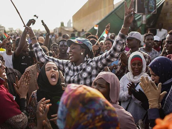 Sudanesische Demonstranten feiern die Verhaftung des langjährigen Präsidenten Omar al-Bashir durch die Streitkräfte.