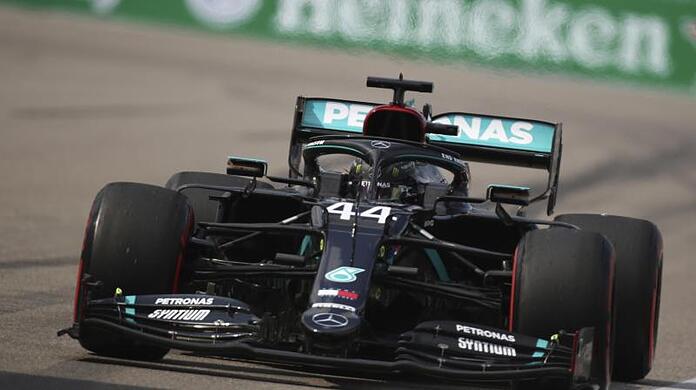Mercedes-Pilot Lewis Hamilton hat sich in Sotschi die Pole Position gesichert.