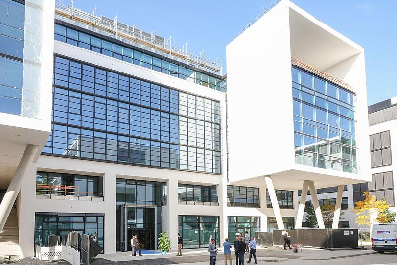 Das neue Münchner Meta-Office von außen, an der Balanstraße 73. Noch stehen ein paar Bauzäune herum.