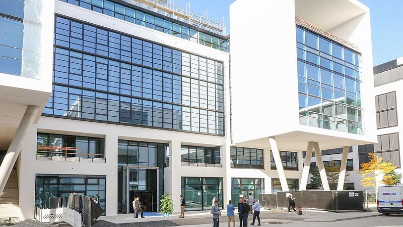 Das neue Münchner Meta-Office von außen, an der Balanstraße 73. Noch stehen ein paar Bauzäune herum. Das neue Münchner Meta-Office von außen, an der Balanstraße 73. Noch stehen ein paar Bauzäune herum.
