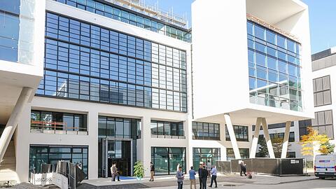 Das neue Münchner Meta-Office von außen, an der Balanstraße 73. Noch stehen ein paar Bauzäune herum.