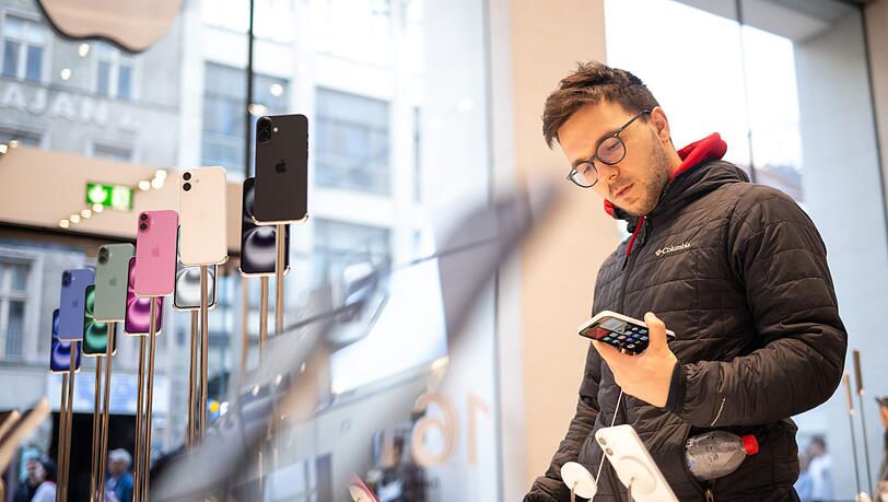 Smartphone-Käufer in Deutschland achten nach einer Bitkom-Studie immer stärker auf KI-Funktionen des Gerätes.