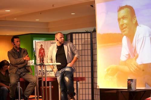 Zwischen Flussfahrt und Open Airs in Franken: Hubert von Goisern (li.) und Autor Bernhard Flieher bei Thalia-Campe.