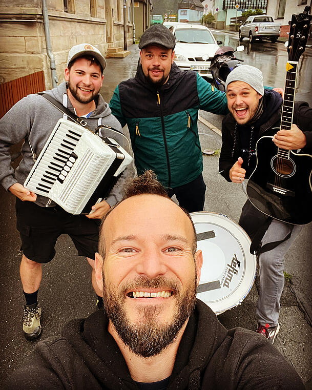 Hier ist Daniel Lerner mit Musikern vor dem Co-Working- und Co-Living-Space zu sehen. Hier ist Daniel Lerner mit Musikern vor dem Co-Working- und Co-Living-Space zu sehen.