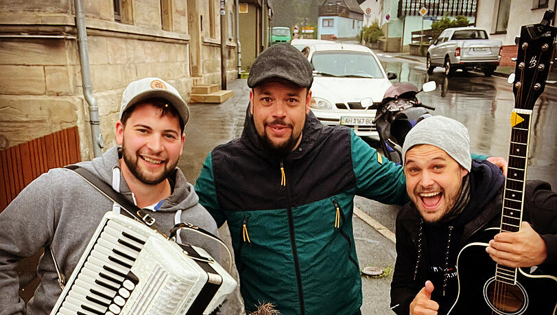 Hier ist Daniel Lerner mit Musikern vor dem Co-Working- und Co-Living-Space zu sehen.