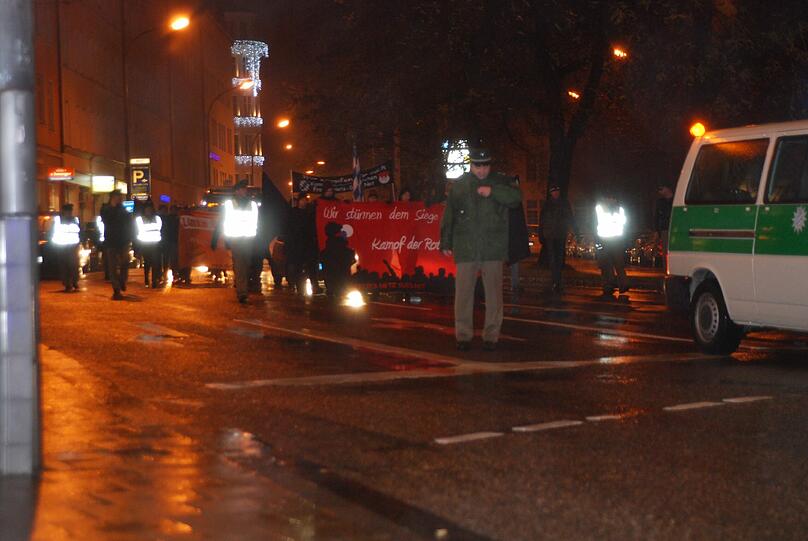 &bdquo;Wir stürmen dem Siege entgegen&ldquo;: Mit vorbereiteten Transparenten kommen die Neonazis zu einer &bdquo;Spontan-Demo&ldquo; am Altstadtring.