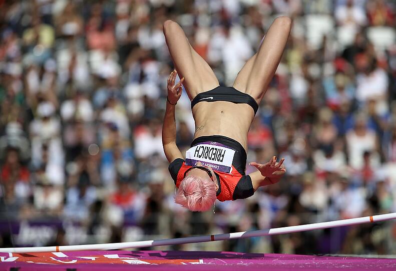 Nach dem Olympia-Aus
kullerten bei der Hochspringerin die Tränen. &bdquo;Ich war
schon drüber, aber dann habe ich die Latte
mit der Hacke noch gerissen.&ldquo; Das war bei 1,96 Meter. Der Deutsche
Leichtathletik-Verband (DLV) stellte sich anschließend schützend vor sie. &bdquo;Ariane
hat den besten Wettkampf des Jahres gemacht.&ldquo;