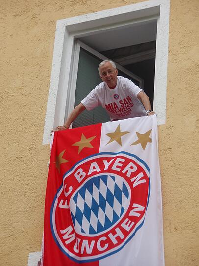 Ein schillernder Bayern-Fan: Bäcker Bodo Müller beflaggt sein Fenster in der Kreuzstraße.