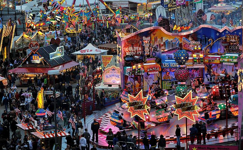 Wirtschaftsfaktor: Rund 1,1 Milliarden Euro brachten die 6,4 Millionen Wiesn-Besucher 2012 ein. Gut ein Drittel, 435 Millionen Euro, gaben sie für Fahrgeschäfte, Bier, Hendl und Co. auf dem Fest aus. Der Löwenanteil kam aber Einzelhandel, Hotellerie und Gastronomie sowie Bahn, Taxi und anderen Beförderungsmitteln zugute.