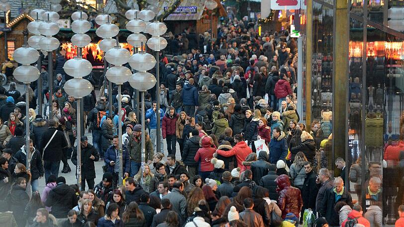 Bald geht der Weihnachtstrubel auch in der Landeshauptstadt wieder los &ndash; Zeit zum Geld ausgeben.