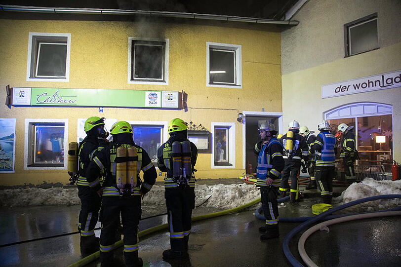 Die schnell eintreffende Feuerwehr hatte das Feuer zum Glück schnell unter Kontrolle, so dass ein Ausbreiten auf das restliche Gebäude verhindert werden konnte.
