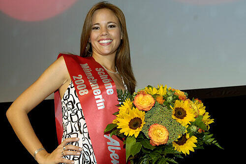 Sieger-Schärpe und Blumenstrauß: Maria Juliana Bieler