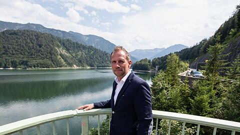 Thorsten Glauber, Umweltminister von Bayern, steht am Sylvensteinstausee. Foto: Matthias Balk/dpa