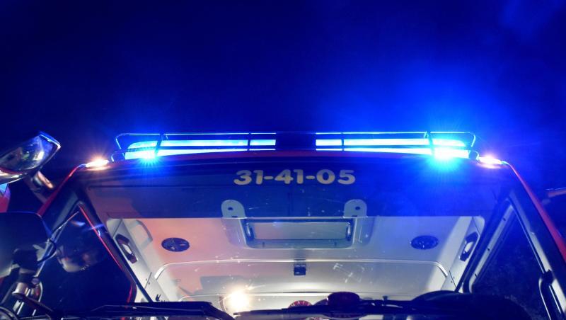 Ein Löschfahrzeug der Feuerwehr steht mit eingeschaltetem Blaulicht. Foto: picture alliance/Carsten Rehder/dpa/Archiv/Symbolbild