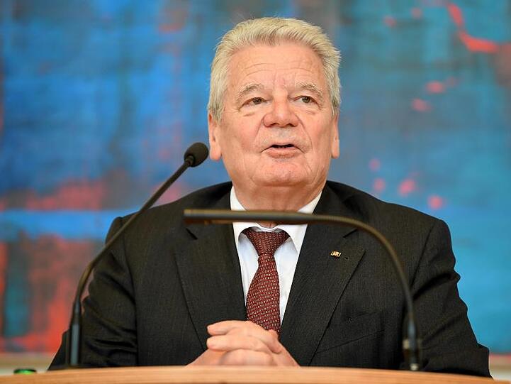 Joachim Gauck, ehemaliger Bundespräsident, spricht bei der Enthüllung seines Ehrenbürgerporträts.