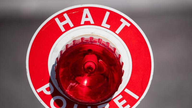 "Halt Polizei" steht auf einer Polizeikelle. Foto: Daniel Karmann/Archivbild "Halt Polizei" steht auf einer Polizeikelle. Foto: Daniel Karmann/Archivbild