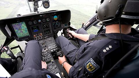 Unter Einsatz eines Helikopters der Bundespolizei-Fliegerstaffel Oberschleißheim konnten fünf Personen - allesamt türkischer Nationalität - aufgegriffen werden.  (Symbolbild)