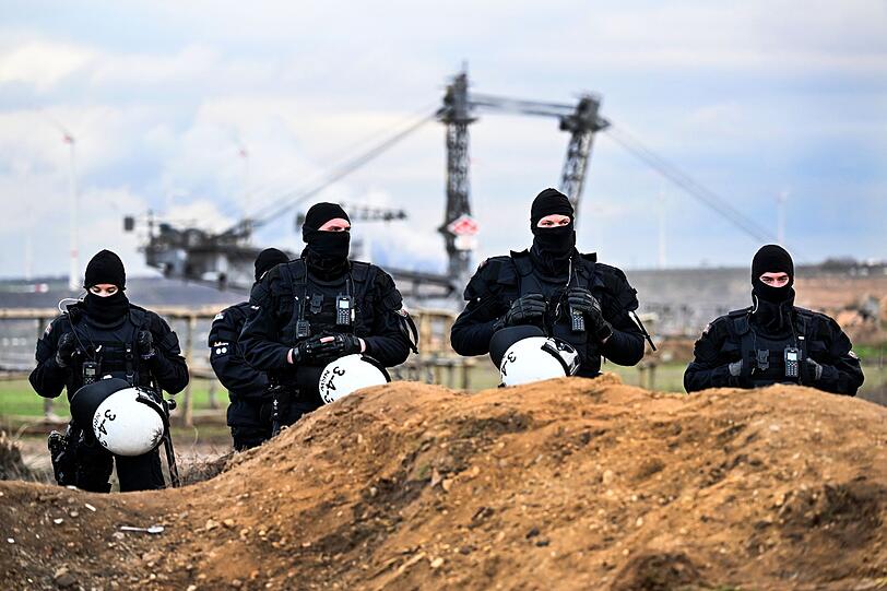 Polizisten sichern das Gelände beim Braunkohletagebau Garzweiler II.