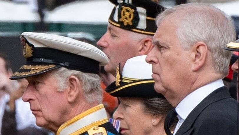 König Charles III. (li.) und sein jüngerer Bruder Prinz Andrew bei der Beerdigung von Queen Elizabeth II.