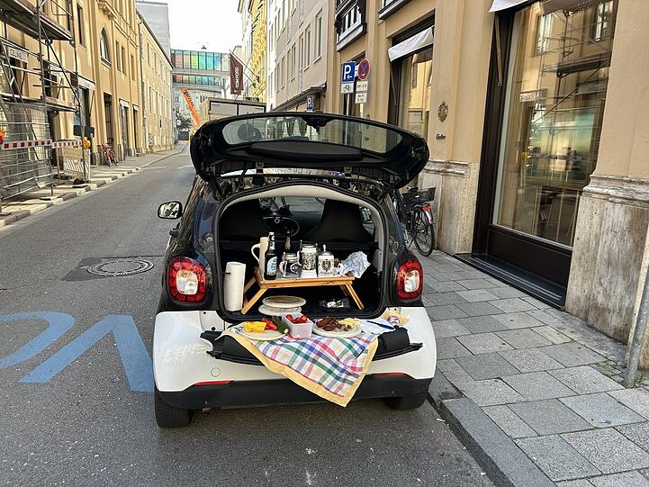 Manche Zuschauer haben sich bestens vorbereitet - mit Proviant.