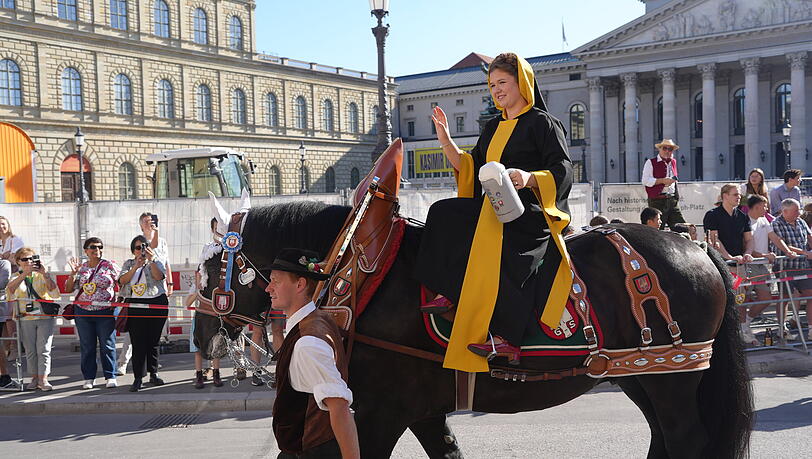 Auf einem Pferd hat das Münchner Kindl den Zug angeführt. Auf einem Pferd hat das Münchner Kindl den Zug angeführt.