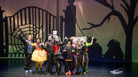 Der 4. Jahrgang des Musical-Studiengangs in „The Addams Family“.