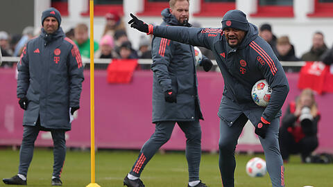 Alle H&auml;nde voll zu tun und die Qual der Wahl, wen er mitnimmt in die jeweiligen Spieltagskader: Bayern-Trainer Vincent Kompany (vorne) hat auf einmal alle Spieler zur Verf&uuml;gung.