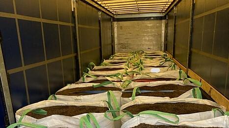 In einem vom franz&ouml;sischen Zoll gestoppten Lastzug befand sich auf den ersten Blick nur Blumenerde. (Handout-Foto)