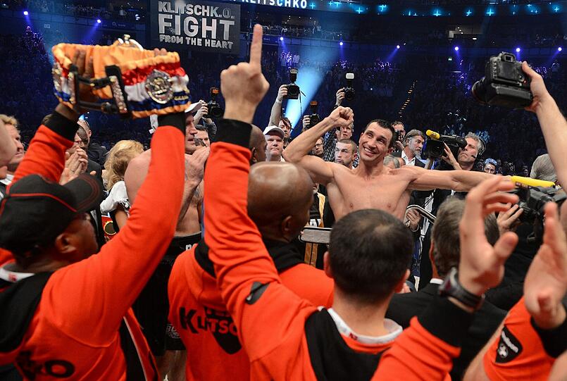 Der 36 Jahre alte Ukrainer Klitschko bezwang in Hamburg vor 15.000 Zuschauern seinen polnischen Herausforderer Mariusz Wach einstimmig nach Punkten und trägt damit weiter die WM-Gürtel der bedeutenden Verbände WBO, WBA und IBF. Für &bdquo;Dr. Steelhammer&ldquo; war es der 59. Sieg im 62. Profi-Kampf. Sehen Sie hier die besten Bilder des Abends.