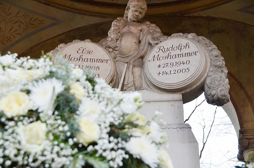 Der Modezar ist auf dem Ostfriedhof beerdigt: im selben Mausoleum wie seine Mutter Else, die bereit 1993 verstarb.