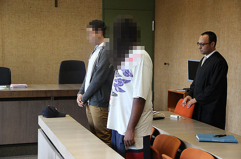 Aus Notwehr ist gefährliche Körperverletzung geworden: Die beiden S-Bahn-Schläger und Anwalt Adam Ahmed vor Gericht.