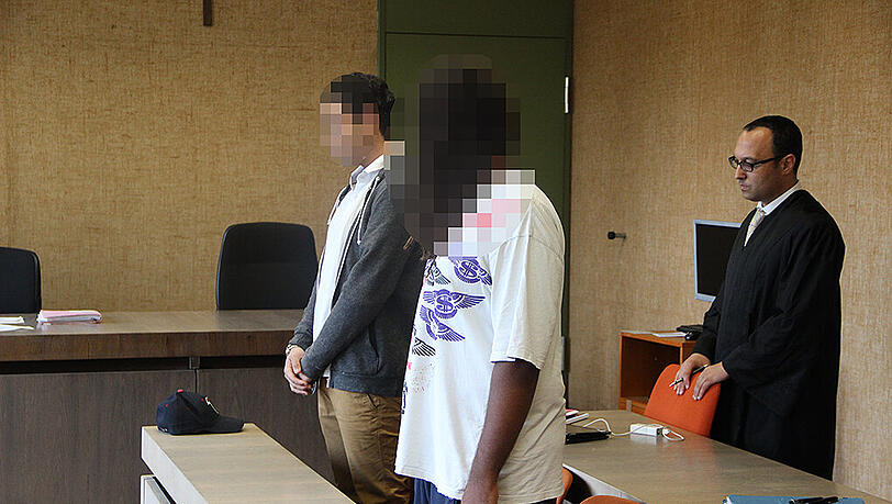 Aus Notwehr ist gefährliche Körperverletzung geworden: Die beiden S-Bahn-Schläger und Anwalt Adam Ahmed vor Gericht. Aus Notwehr ist gefährliche Körperverletzung geworden: Die beiden S-Bahn-Schläger und Anwalt Adam Ahmed vor Gericht.