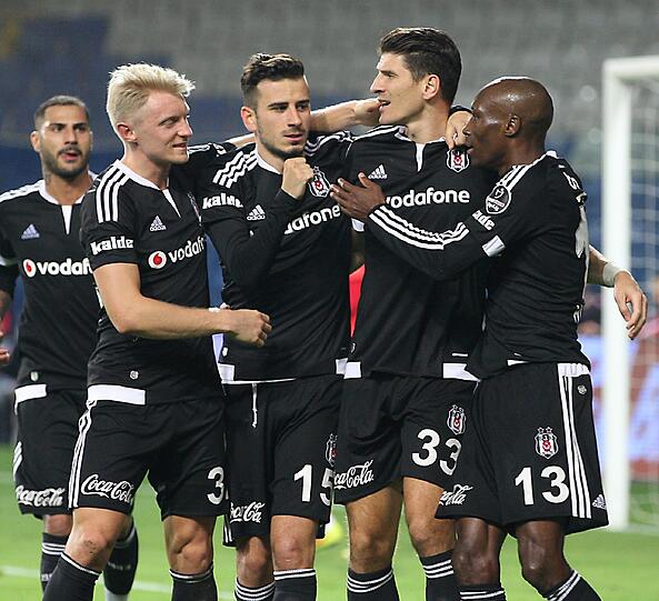 Ebenso wie Andreas Beck in Istanbul hat Rüdiger noch mit dem Verkehr in seiner neuen Heimat zu kämpfen. Becks Navigationssystem spricht nur Türkisch, aber der frühere Hoffenheimer Kapitän und Mitspieler von Mario Gomez kommt damit längst zurecht.