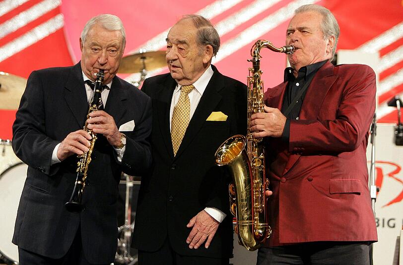 Bild aus dem Leben von Hugo Strasser: Die Musiker Hugo Strasser, Max Greger (r) und Paul Kuhn (M) spielten am 11.01.2007 gemeinsam zur Vorstellung ihrer Tour "Best of Swing Legenden" im Friedrichstadtpalast.