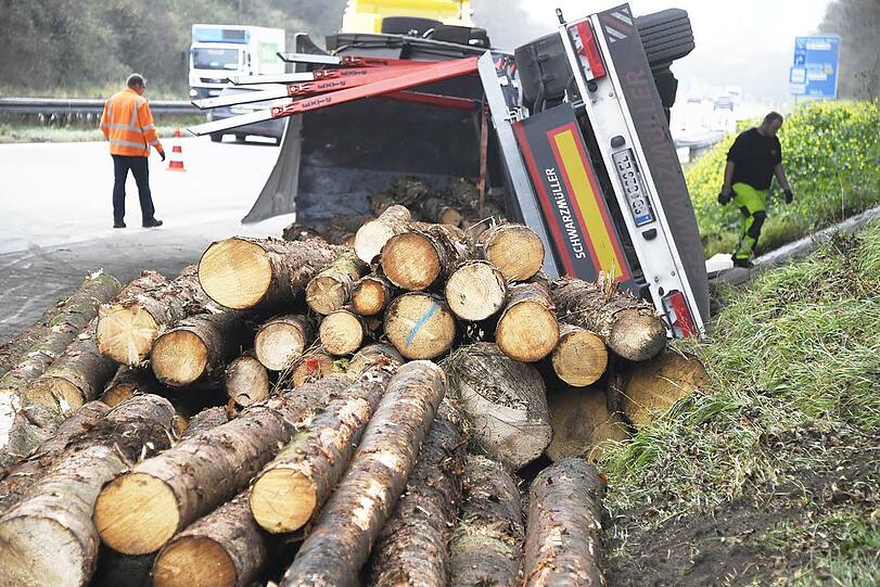 Die Ladung des Holzlasters musste umgeladen werden, daraufhin konnte das Wrack geborgen werden.
