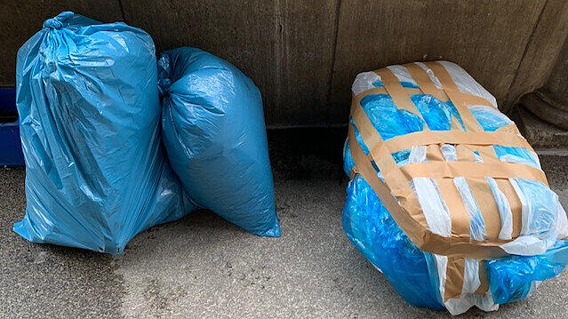 Die drei Reisetaschen waren in blaue Müllsäcke eingepackt.
