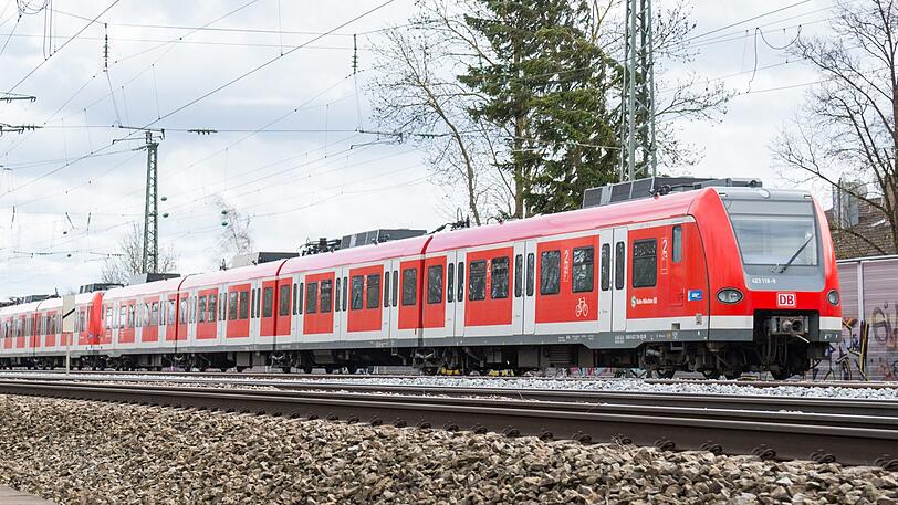 Die Jugendlichen surften auf der S8 (Symbolbild)