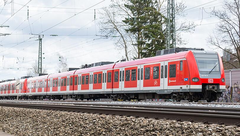Die Jugendlichen surften auf der S8 (Symbolbild) Die Jugendlichen surften auf der S8 (Symbolbild)