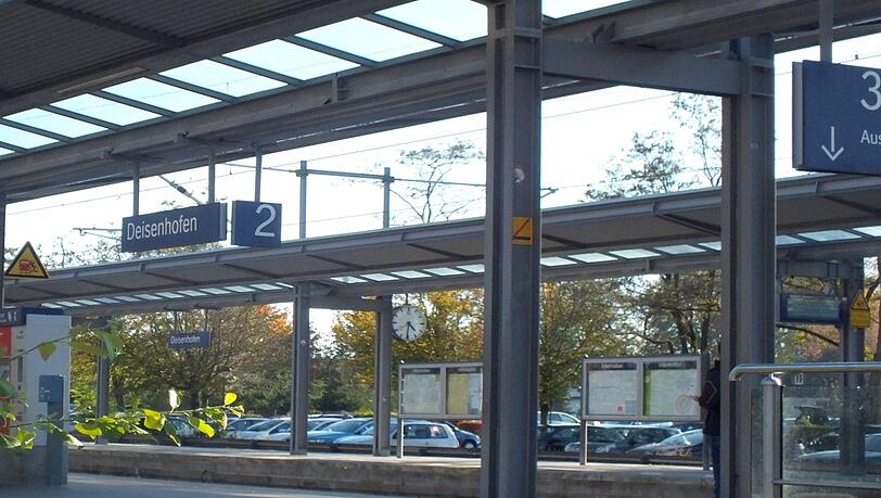 Der volltrunkene 40-Jährige wollte die S-Bahn am Endhalt in Deisenhofen partout nicht verlassen. (Symbolbild) Der volltrunkene 40-Jährige wollte die S-Bahn am Endhalt in Deisenhofen partout nicht verlassen. (Symbolbild)