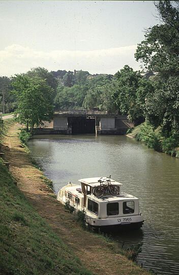 Frankreichs Wasserstraßen wie der Canal du Midi gehören zu den beliebtesten Hausbootrevieren in Europa.